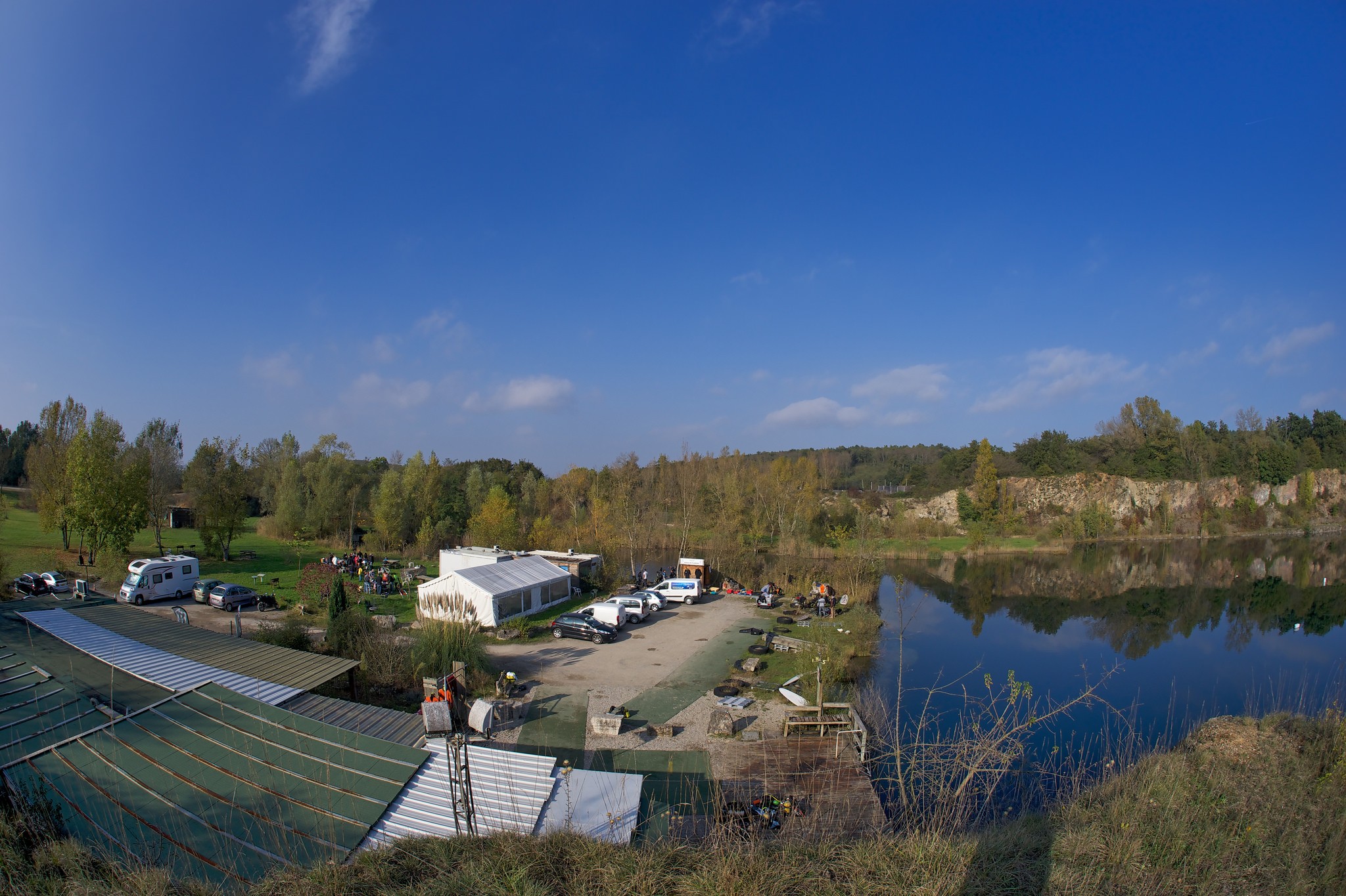 Vue d'ensemble du centre de plongée et de ses bâtiments