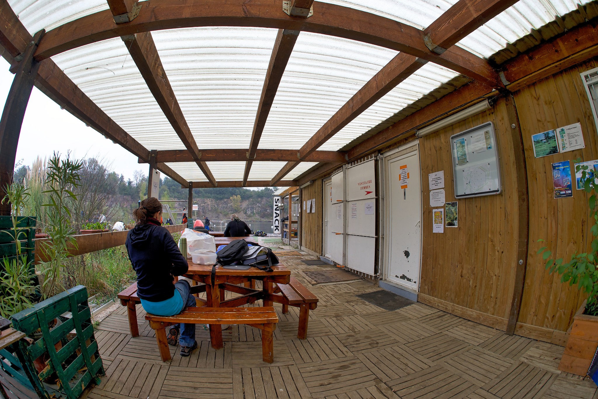 Espace d'accueil couvert du centre