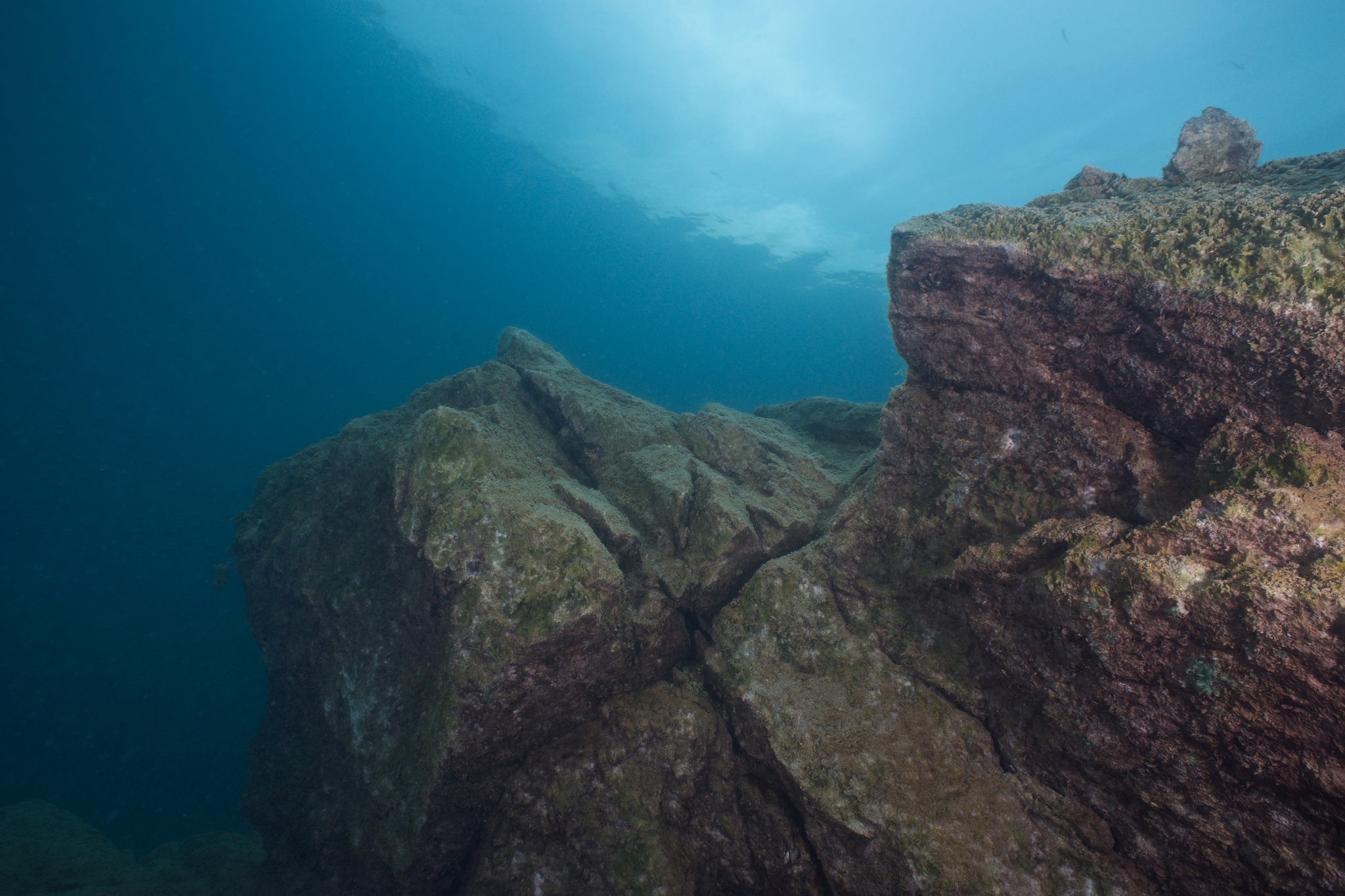 Tombant rocheux dans une eau bleue