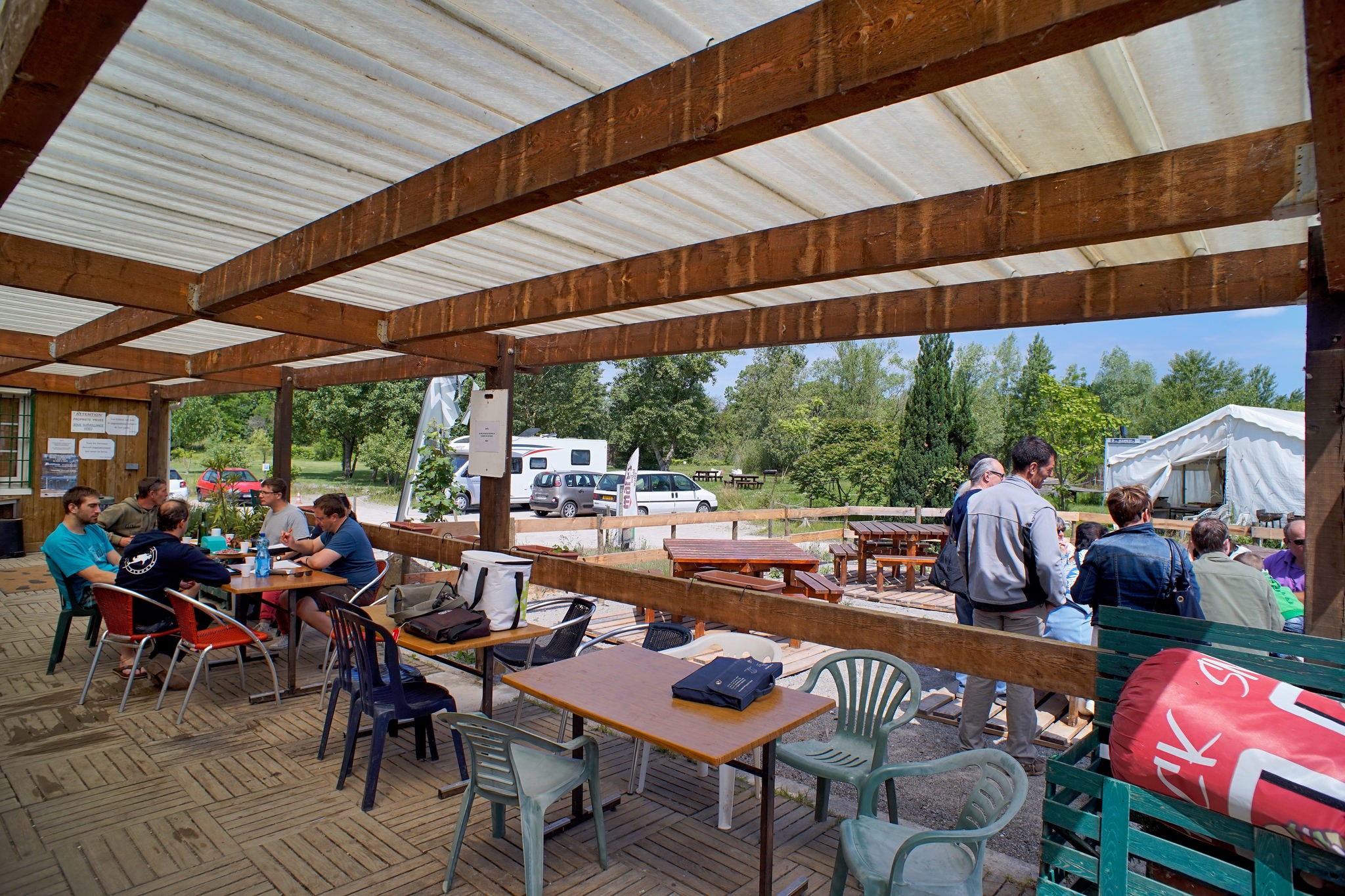 Terrasse couverte avec tables
